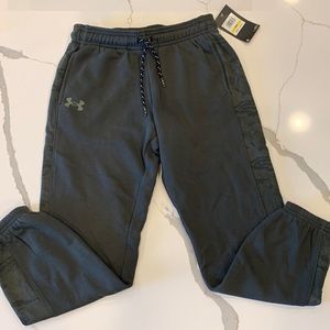 Boys Under Armour NWT joggers in hunter green!